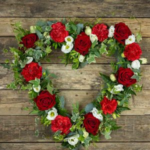 hautajais sydän punaisista ruusuista