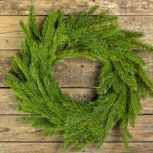 kuusesta tehty kranssi