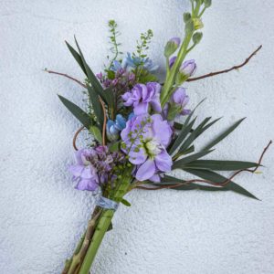 Pystyasentoinen kukkaviehe violetilla leukoijalla ja sinisillä kukilla