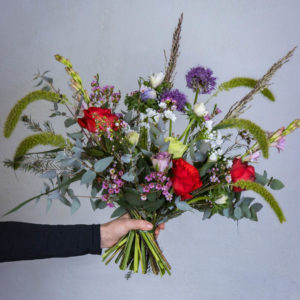 värikas kukkakimppu