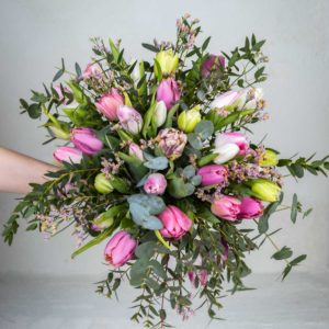 tulppaanikimppu kotimaisista vaaleanpunaisista tulppaaneista