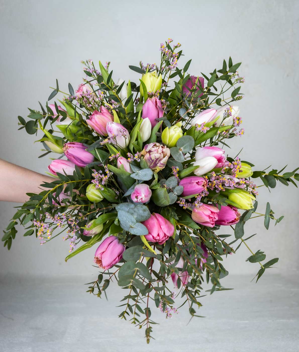 tulppaanikimppu kotimaisista vaaleanpunaisista tulppaaneista