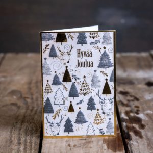 Pystyasennossa oleva joulukortti, jossa on kuvituksena erivärisiä joulukuusia, kultaisia yksityiskohtia, poron pää ja teksti Hyvää Joulua.