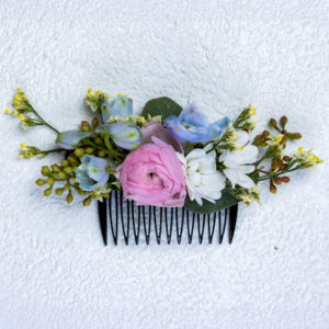 Käsityönä tehty kukkakoru, Hiuskampa aidoista kukista, Pukinmäen Puutarhan juhlatuotteet