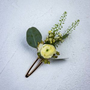 Kullanvärinen hiussolki koristeena keltainen jaloleinikki ja eukalyptusta