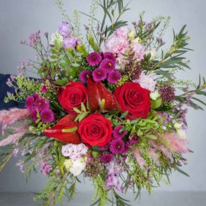 punainen kukkakimppu vaalealla taustalla