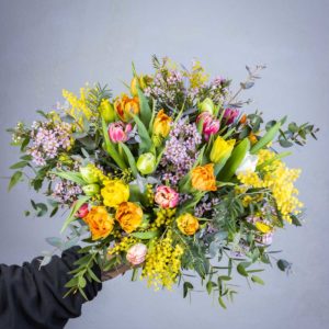 värikäs tulppaanikimppu