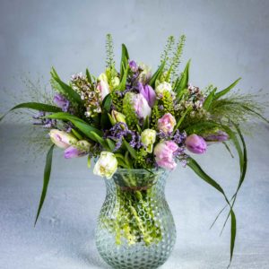 kauden tulppaaneista sidottu kukkakimppu