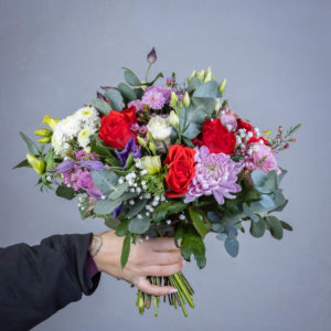 Perinteinen pyöreä matala kukkakimppu