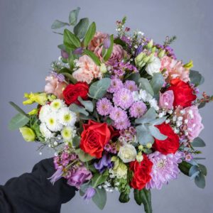 Perinteinen pyöreä matala kukkakimppu